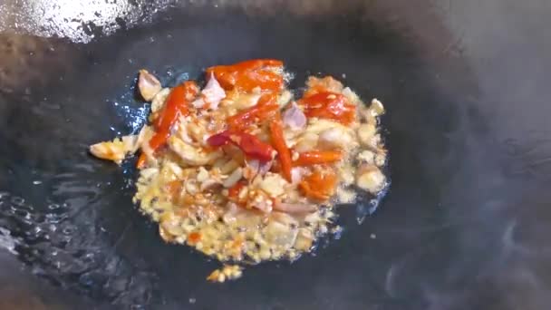 Ανακατέψτε Fried Chili Πιπέρι Και Σκόρδο Βασικό Συστατικό Της Pad — Αρχείο Βίντεο