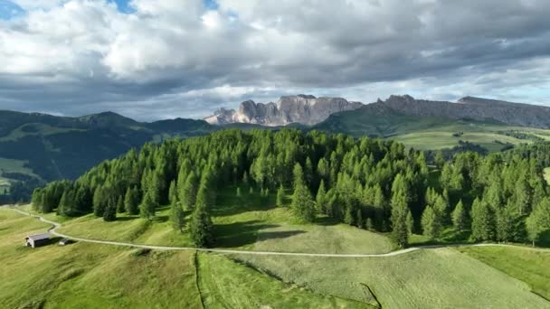 Tolle Aussicht Auf Den Gipfel Der Dolomiten Mit Einem Wanderweg — Stockvideo