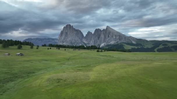 Dolomitler Dağlara Giden Bir Yürüyüş Yolu Ile Zirvesi Harika Görünüyor — Stok video