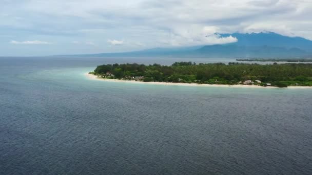 インドネシアの曇りの日にジリ メノとロンボク島の広い空中 — ストック動画