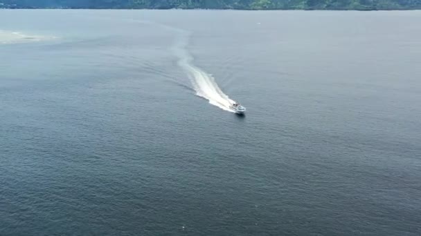 ロンボク島からバリ島のジリ島への観光客を輸送する大きな白いフェリーインドネシア — ストック動画