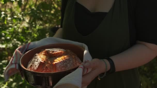 Свежеиспеченный Французский Хлеб Который Держит Женщина Пекарь Замедленной Съемки — стоковое видео