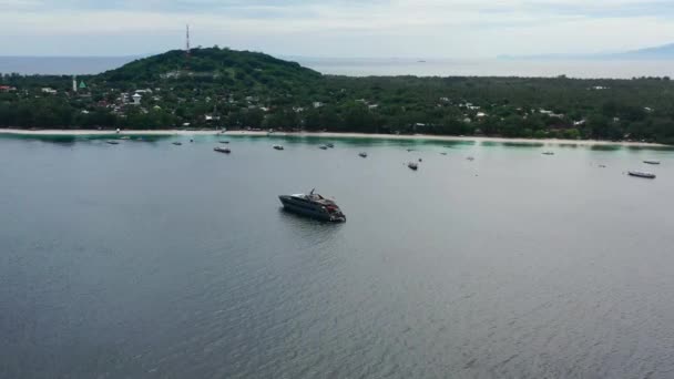 Gran Mega Yate Anclado Frente Isla Gili Trawangan Indonesia Aérea — Vídeo de stock