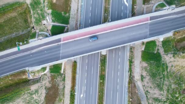 Widok Przechyłu Góry Przejeżdżający Samochód Jazda Mostku Nad Pustą Wiejską — Wideo stockowe