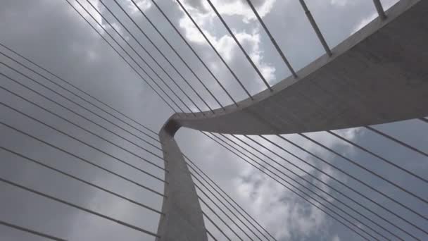 Rotación Bajo Ángulo Del Cable Mantuvo Puente Colgante Con Torre — Vídeos de Stock
