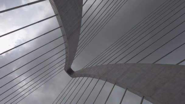 Niedrige Winkeldrehung Der Hängebrücke Mit Turm Und Dramatischem Himmel Aufnahme — Stockvideo