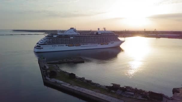 Vista Aérea Grande Navio Cruzeiro Branco Seven Seas Splendor Que — Vídeo de Stock