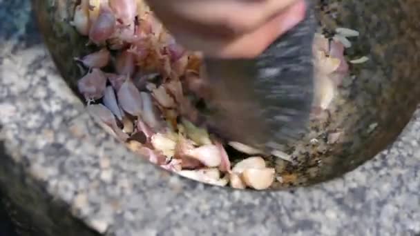 石臼と杵の粉砕ニンニクを使用したアジアの手を閉じる スローモーション — ストック動画