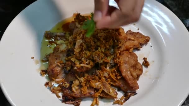 Decorați Amestecați Carnea Porc Prăjită Usturoi Piper Vase Thailandeze Frunze — Videoclip de stoc