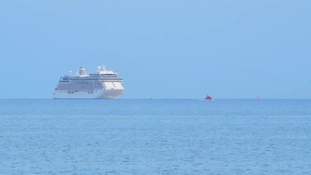 Crucero Blanco Grande Seven Seas Splendor Llegando Puerto Liepaja Letonia — Vídeos de Stock