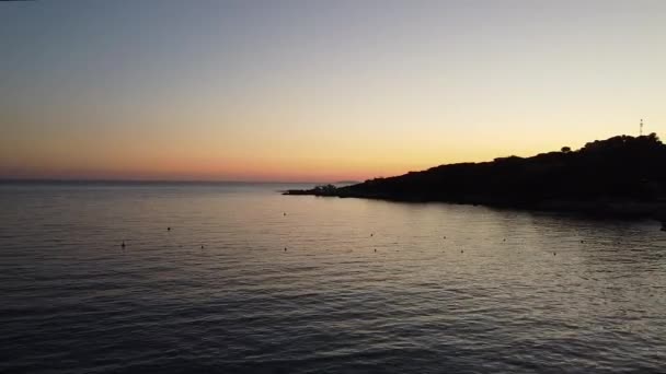 Baracchina Quercetano Sahillerinin Arka Planda Gorgona Adasının Günbatımı Manzarası Castiglioncello — Stok video
