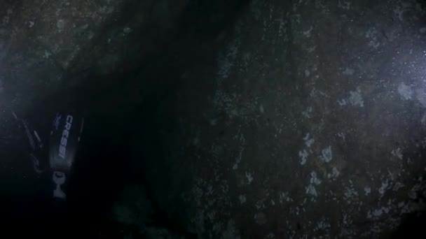 Уникальный Вид Аквалангистов Подводный Воздушный Карман Обнаруженный Глубоко Океанской Пещере — стоковое видео