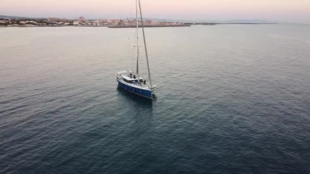 Günbatımı Teknesi Porto Cavalli Yakınlarında Havadan Seyir Yapıyor Castiglioncello Körfezi — Stok video