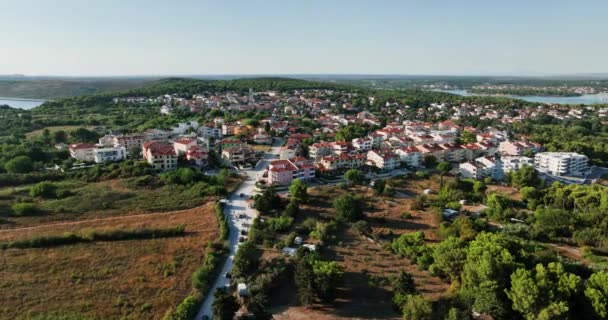 Flygfoto Runt Staden Premantura Soliga Kroatiska Cirkling Drönare Skott — Stockvideo