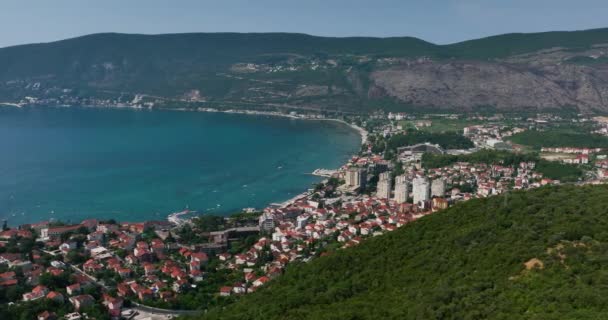 Αεροφωτογραφία Θέα Την Πόλη Herceg Novi Στο Ηλιόλουστο Μαυροβούνιο Κυκλική — Αρχείο Βίντεο