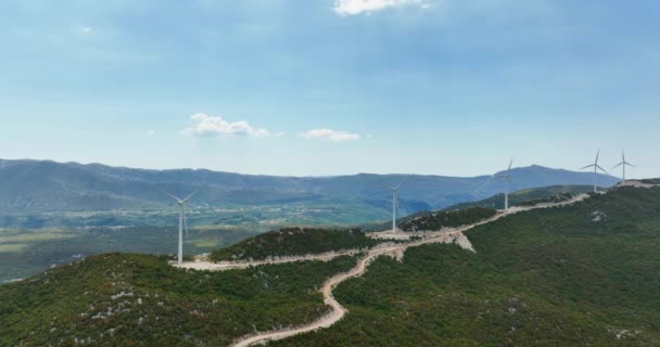Rüzgar Gücü Türbinlerinin Etrafındaki Hava Manzarası Dağların Tepesinde Daireler Çiziyor — Stok video