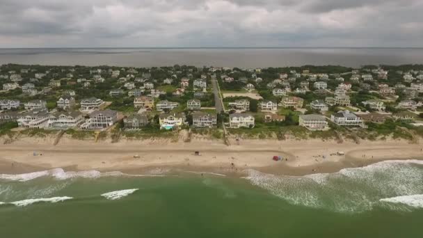 Aufdeckende Drohnenaufnahmen Von Strandhäusern Der Küste Äußeren Ufer Von North — Stockvideo