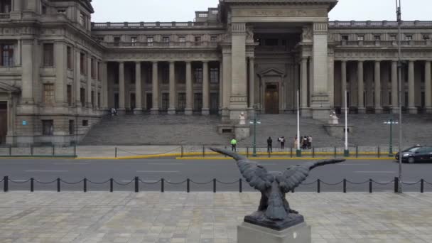 秘鲁最高法院的Drone视频 首都利马 Palacio Justicia 无人机从左到右慢慢地飞 低空飞行到地面 路过一个神鹰的雕像 — 图库视频影像