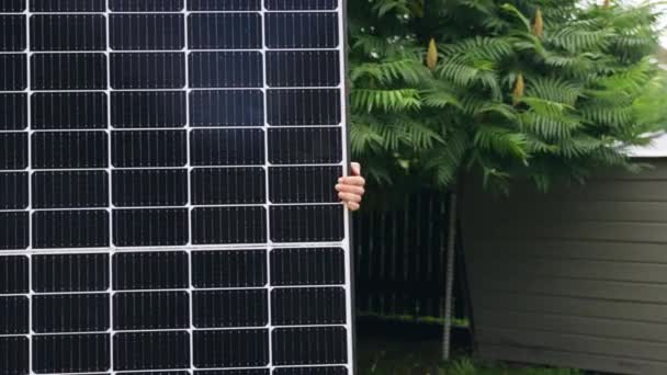 Manos Persona Que Trae Célula Pesada Del Panel Solar Para — Vídeo de stock
