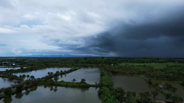 Nuvens Escuras Constantemente Escurecendo Céu Prestes Chover Nos Campos Ampla — Vídeo de Stock