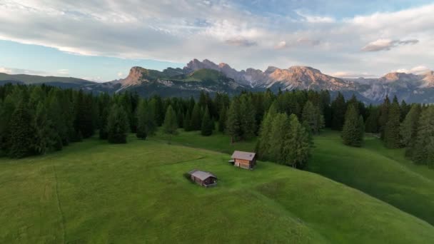 Csodálatos Kilátás Dolomitok Csúcs Egy Túraútvonal Vezet Hegyekbe Napkelte Drón — Stock videók