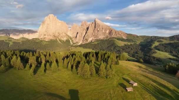 Montagnes Dolomites Par Une Belle Matinée Avec Brouillard Chalets Bois — Video