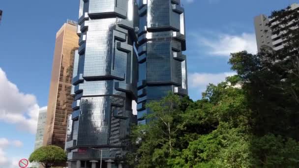 位于香港金钟道的丽华中心外的双塔摩天大楼 蓝天夏季背景 — 图库视频影像