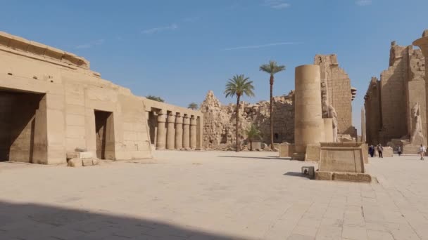 Turyści Zwiedzający Ruiny Świątyni Karnak Luxor Egipt Strzał Panoramiczny — Wideo stockowe