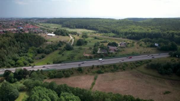 Coches Que Conducen Por Carretera Con Ciudad Gdynia Fondo Durante — Vídeo de stock