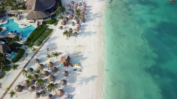 Riviera Maya All Inclusive Beach Resort Com Águas Turquesa — Vídeo de Stock