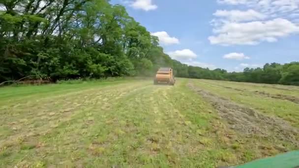 Pohled Žlutém Balíku Sena Běžícím Podél Větví Vojtěšky Aby Velký — Stock video