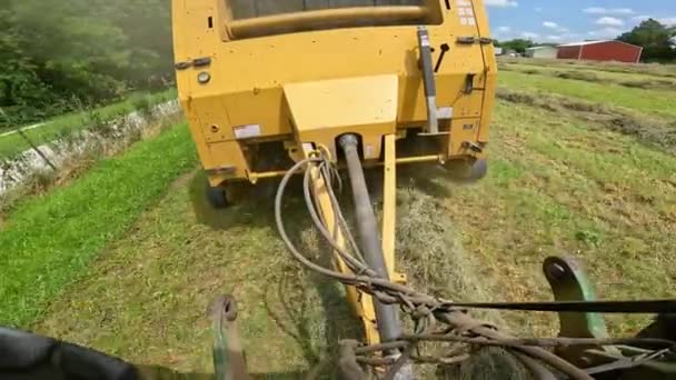 Punkt Widzenia Wstecz Ciągnika Podczas Holowania Okrągłej Prasy Siana Nad — Wideo stockowe