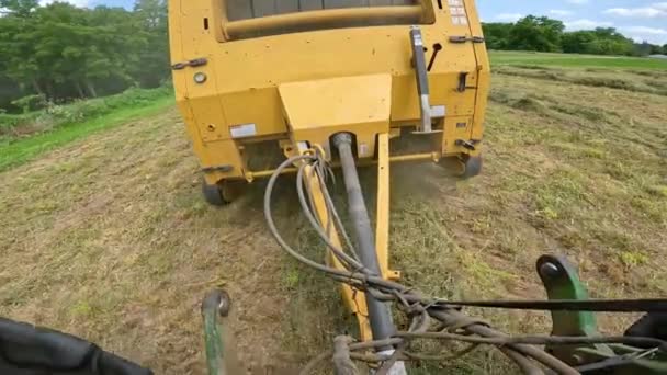 Zpětný Pohled Traktoru Při Vlečení Kulatého Balíku Sena Podél Větrolamu — Stock video