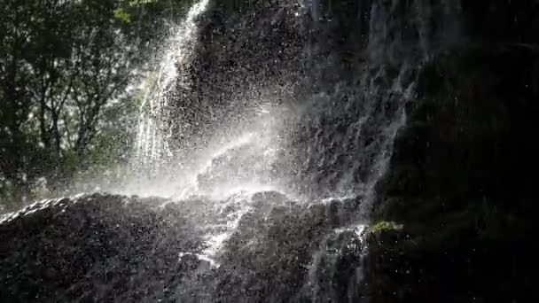 Nahaufnahme Schöne Wasserfall Kaskade Wasserdurchfluss Tropfen Auf Stein Sonnenstrahlen Scheinen — Stockvideo