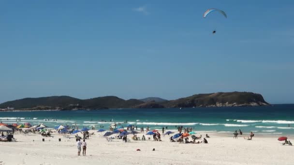 Paramotor Flying Crowded Beach Cabo Frio Brazil Sunny Day Slow — Stock Video