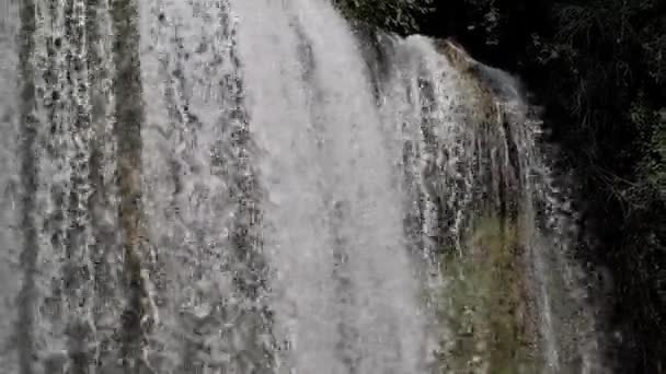 Closeup Waterfall Rocky Ledge Beautiful Water Flow Rock Cliff Formation — Stock Video