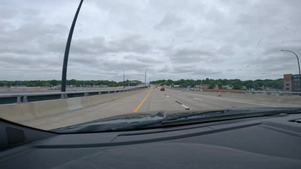 Pov Körning Upphöjd Del Interstate Genom Quad Cities Iowa Med — Stockvideo