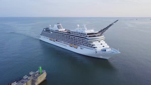 Luftutsikt Det Store Hvite Cruiseskipet Seven Seas Splendor Som Ankommer – stockvideo