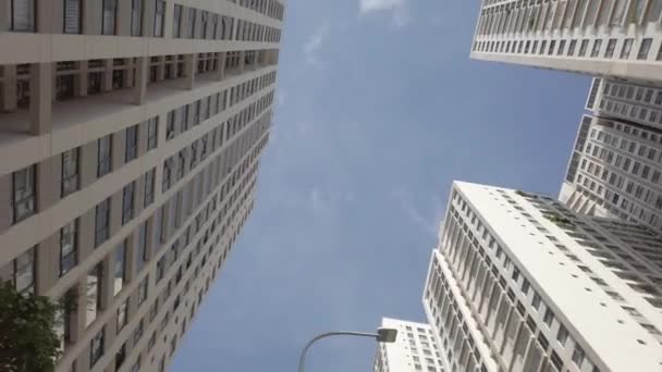 阳光灿烂的日子里 低角度的旋转仰望着住宅塔楼 建筑物向逆时针方向移动 以正常或慢动作编辑 — 图库视频影像