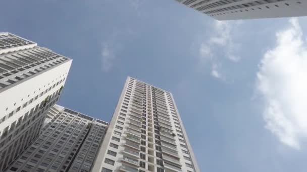 Niski Kąt Obrotu Patrząc Górę Wieże Mieszkalne Słoneczny Dzień Budynki — Wideo stockowe