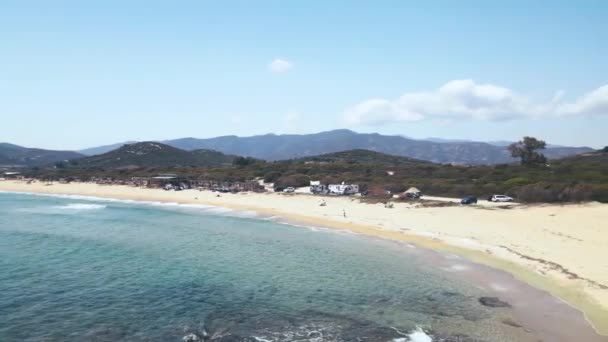 Klip Drona Lecący Wysoko Nad Tropikalną Plażą Formacją Skalną Grecji — Wideo stockowe