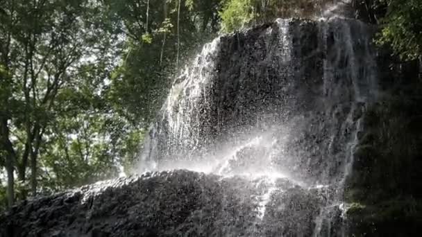 Schöne Wasserfall Kaskade Umgeben Von Bäumen Felsformationen Überhängen Wasser Plätschert — Stockvideo