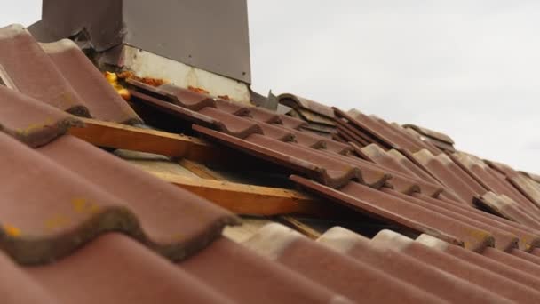 Casa Techos Modificación Fijación Azulejos Para Instalación Paneles Solares — Vídeos de Stock