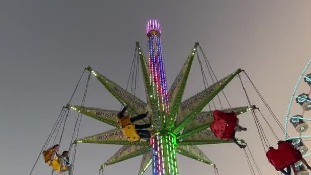 Retro Neon Piscar Luzes Estrela Flyer Swing Ride Balançando Céu — Vídeo de Stock