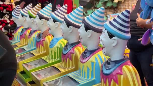 Populära Karnevalsspel Skrattar Clowner Vrider Huvudet Från Vänster Till Höger — Stockvideo