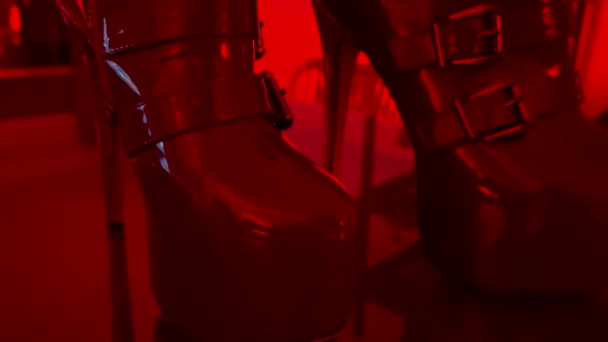 穿着深色红灯区情调的金发脱衣舞娘高跟鞋 性感的靴子 4K镜头 — 图库视频影像