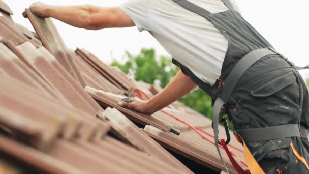 重新装修屋顶 为安装太阳能电池板腾出空间 — 图库视频影像