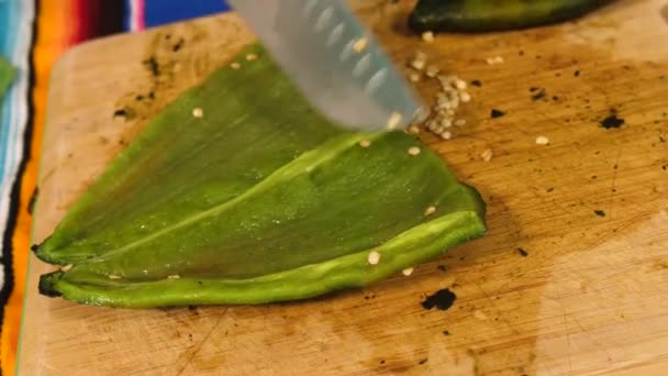 껍질을 포블라 후추를 도마에 파묻어 먹었다 야채는 멕시코 요리의 맛있는 — 비디오