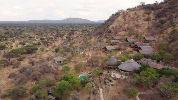 非洲坦桑尼亚塔兰吉国家公园的游泳池俯瞰着奢华的桑加威帐篷小屋 美丽的无人驾驶飞机照片 — 图库视频影像