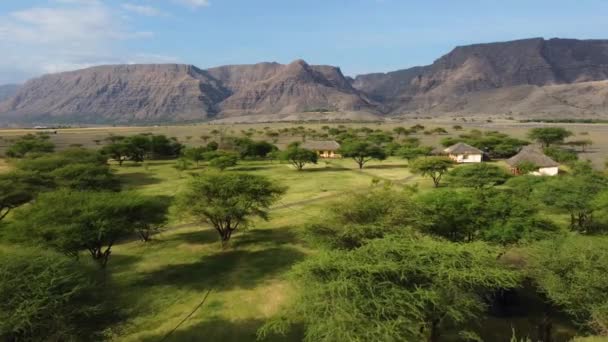 Charmig Liten Afrikansk Omgiven Träd Och Fantastiska Bergen Tanzania Mycket — Stockvideo